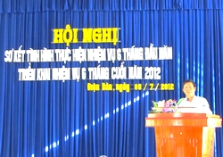 Đ/c Lê Thân-TUV, Bí thư Huyện ủy, phát biểu khai mạc hội nghị.