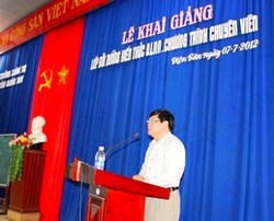 Đ/c Thái Bá Tường- Giám đóc Trường chính trị Quảng Nam phát biểu tại Lễ khai giảng.
