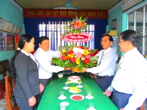 Đ/c Trần Văn Chuẩn- PBT Huyện ủy, Chủ tịch HĐND huyện tặng hoa chúc mừng nhân ngày nhà giáo 20/11