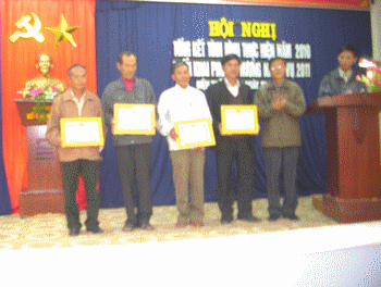 Khen thưởng cho các tập thể, cá nhân có thành tích xuất sắc năm 2010